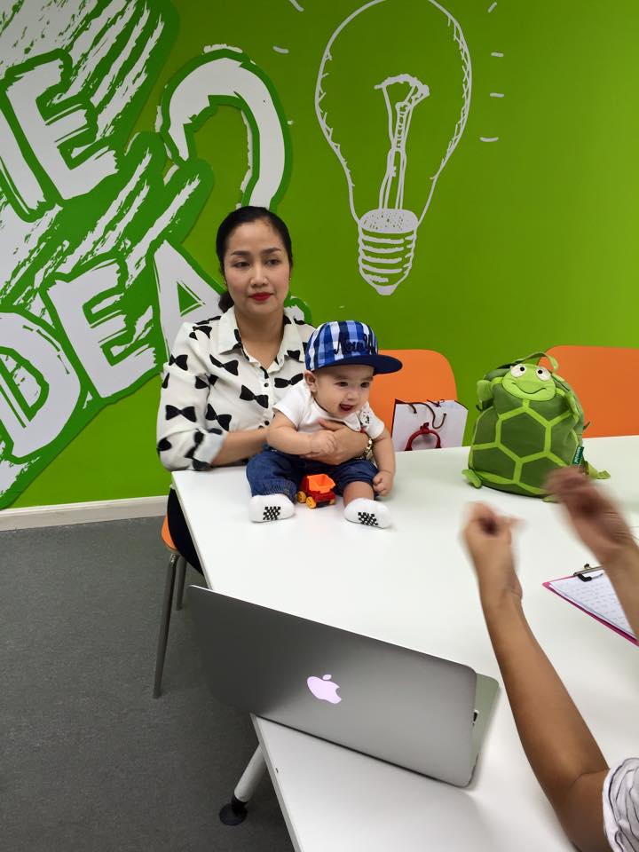 Vinh Hy được mẹ cho ăn mặc rất thời trang.
