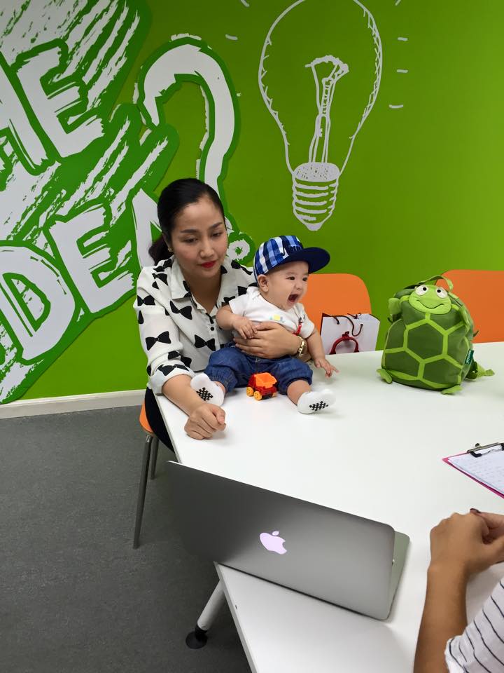 Chiếc mũ phớt càng khiến cậu bé thêm ngộ nghĩnh.
