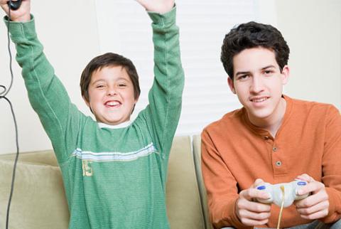 Chơi games thay vì xem ti vi. Khi đó não sẽ tích cực tương tác khiến não bạn hoạt động thay vì cho nó ngủ yên thụ động.
