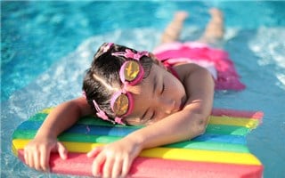 Cảnh giác những nguy cơ xảy ra khi bé đi bơi