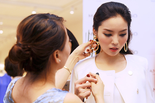 Hoa hậu Kỳ Duyên lỗi make up, đeo Shbet111 kèo cá cược world cup kém xinh