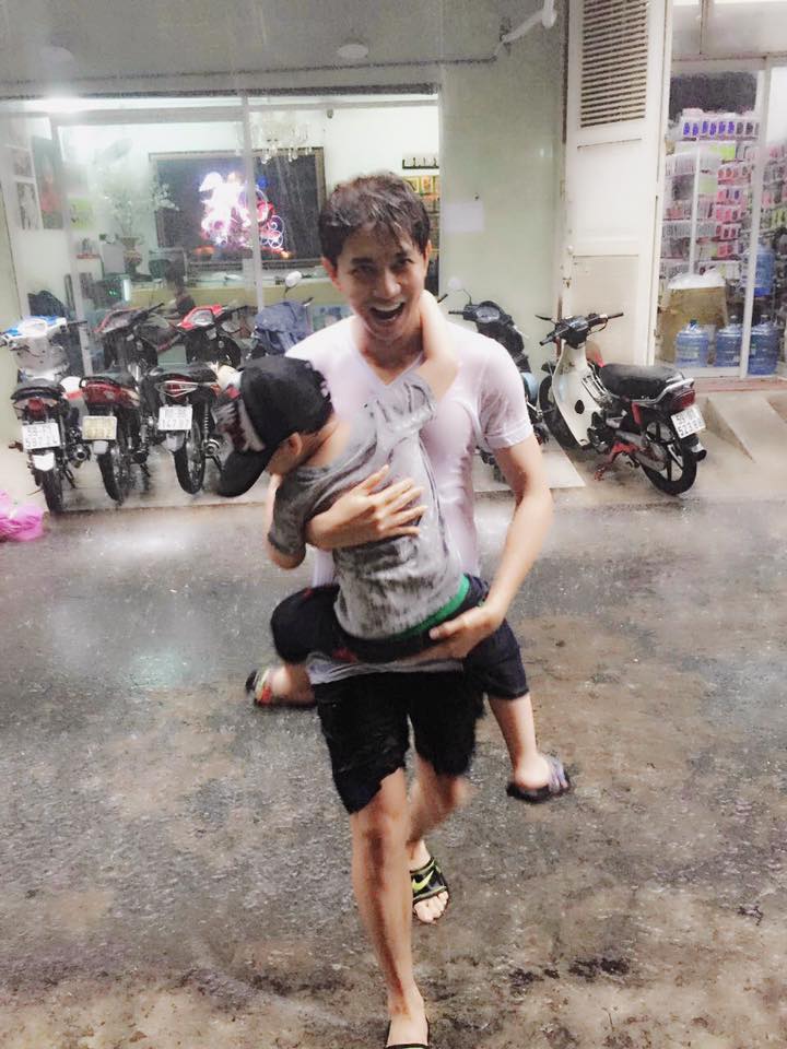 Tim cho con trai - Bé Sushi lần đầu tắm mưa.