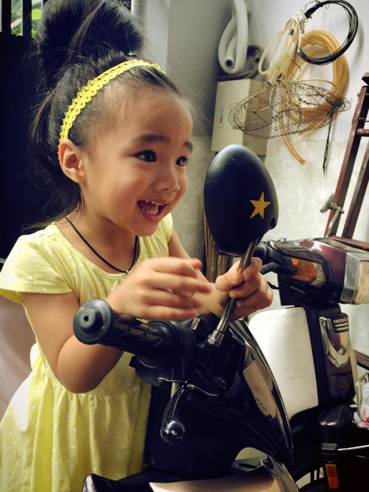 Hồng Ngọc khoe ảnh con gái của cô về thăm quê Ngoại ở Việt Nam. Cô bé rất hào hứng với mọi thứ khác lạ với khi ở Mỹ.