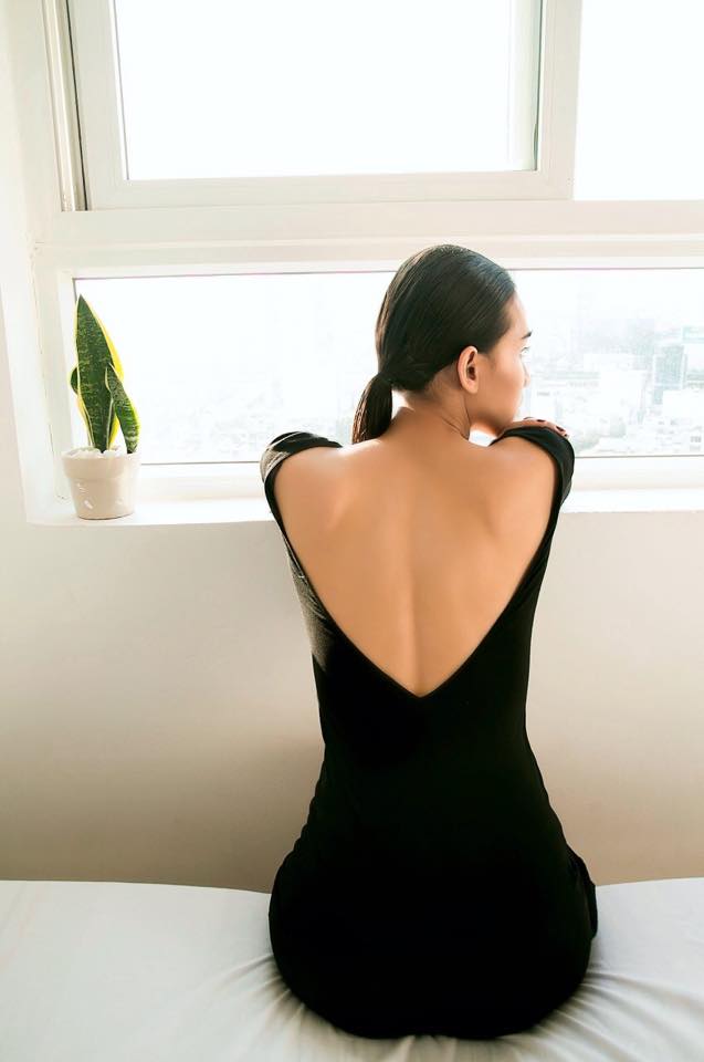 Dương Thùy Linh khoe lưng trần gợi cảm.