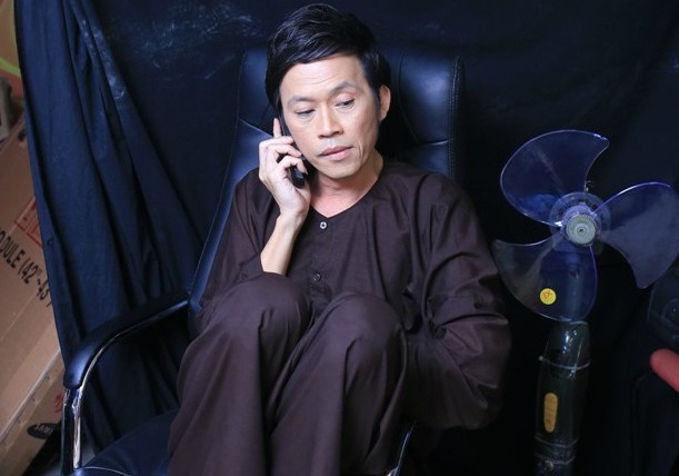 Hoài Linh mặc áo bà ba, ngồi bó gối 'tám' điện thoại