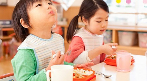 Vì sao ăn cơm chan canh không tốt cho trẻ ăn dặm?