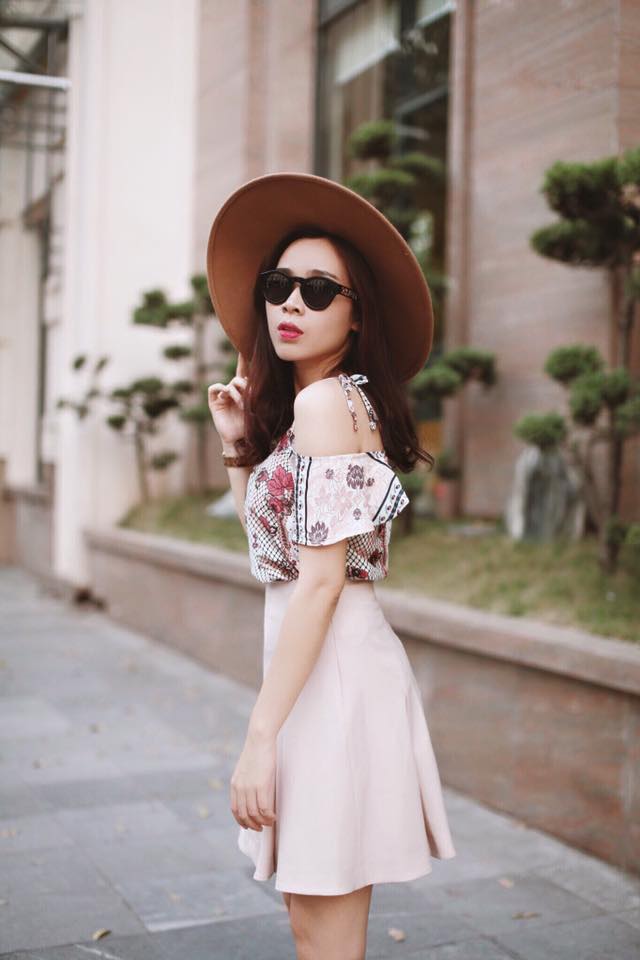 Lưu Hương Giang điệu đà xuống phố.