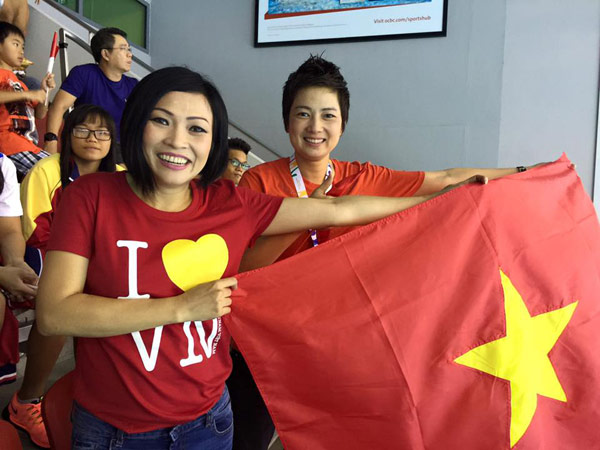Ca sĩ Phương Thanh và cựu người mẫu Thúy Vinh hào hứng tới cổ vũ cho các vận động viên Việt Nam tại SEA Games 28. 'Chị Chanh' đã bật khóc khi kình ngư trẻ Ánh Viên lập kỷ lục SEA Games: 'Làm sao không khóc được. Sing sắp xếp lịch thi đấu ép Ánh Viên thi truớc 800m rồi 20 phút sau thi 400m hỗn hợp, làm cho bạn ấy mất sức mà bạn ấy vẫn giành HCV. Vừa mừng vừa ngưỡng mộ'.