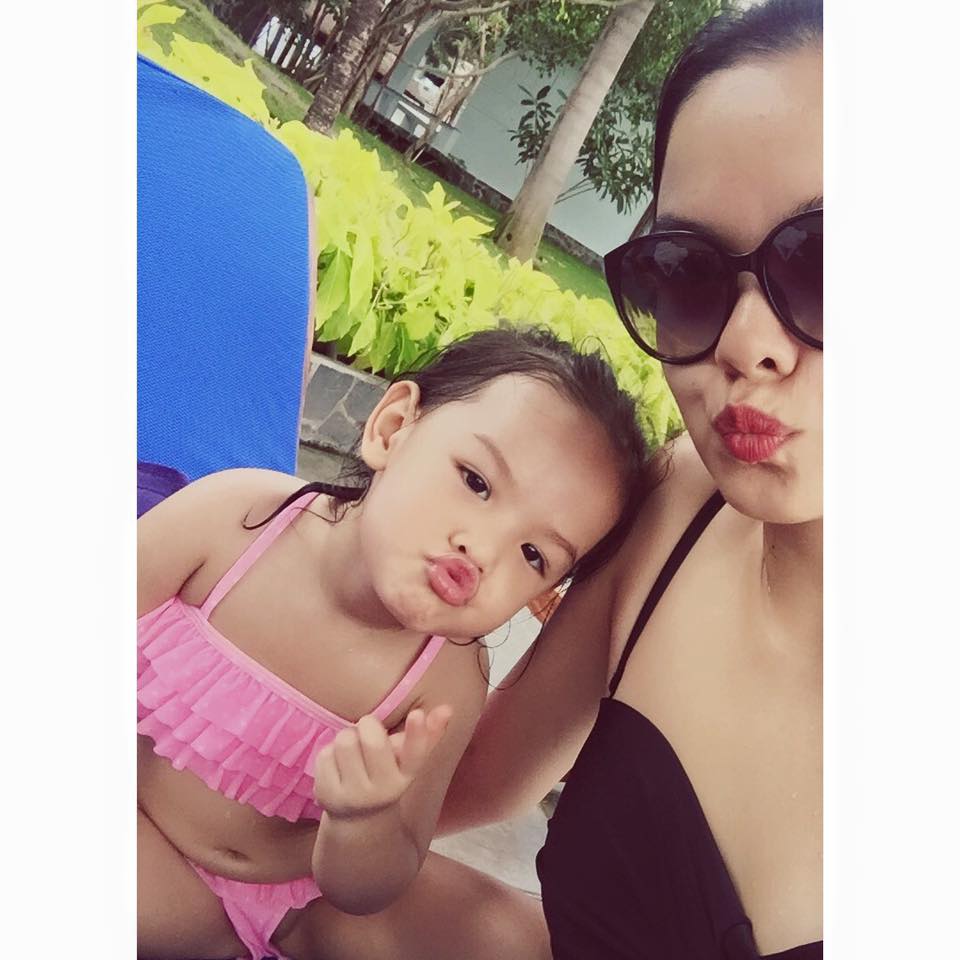 Phạm Quỳnh Anh khoe con gái đáng yêu khi đi bơi.