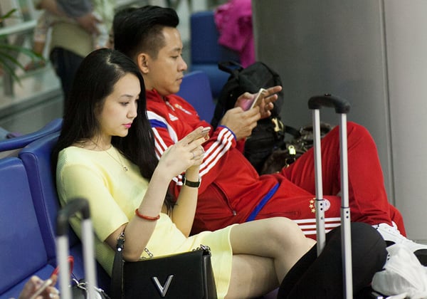 Tuấn Hưng tình tứ với vợ ở sân bay trước giờ 