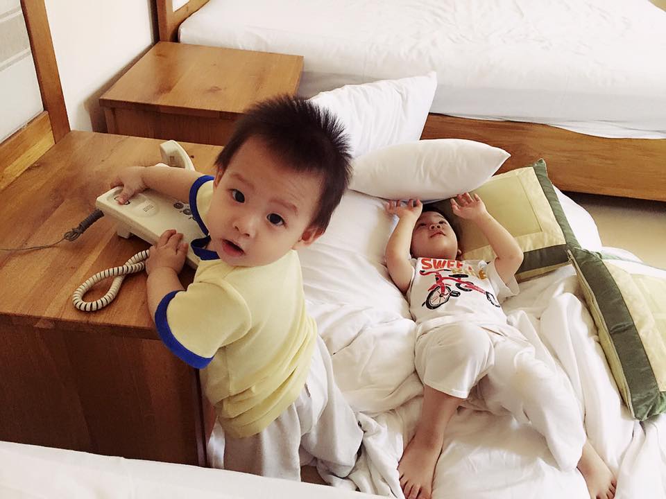 Đan Lê đã khiến nhiều người không khỏi trầm trồ khi chia sẻ những khoảnh khắc hạnh phúc cùng hai cậu con trai kháu khỉnh.