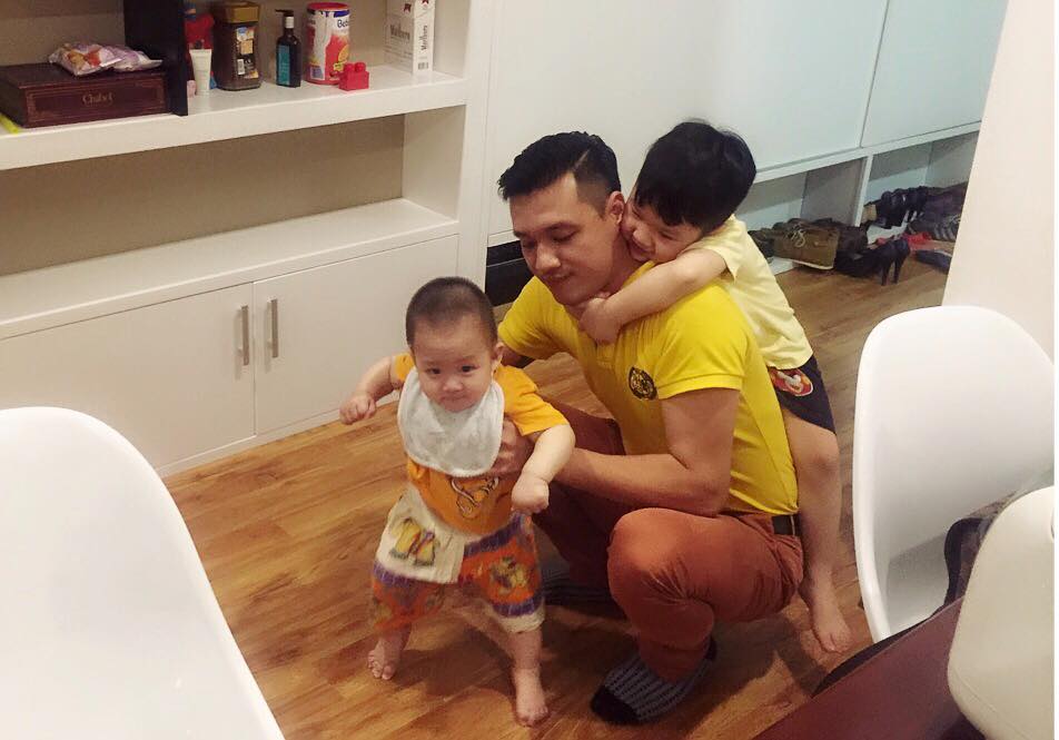 Ông bố Khải Anh cũng chăm con vô cùng chu đáo. Anh được mệnh danh là ông bố đảm của showbiz Việt.