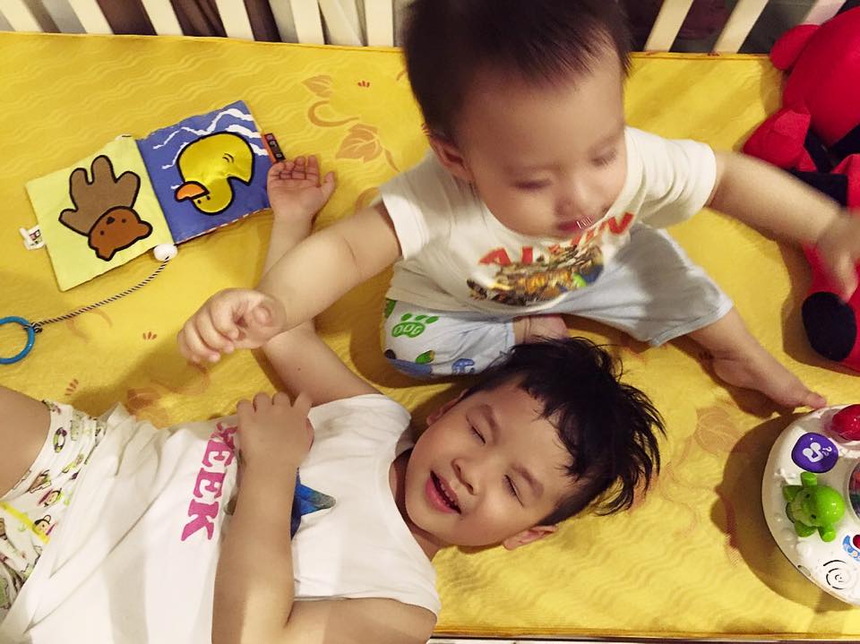Hai anh em thường xuyên chơi đùa với nhau. Anh trai Khải Minh rất yêu thương và chiều chuộng em trai.