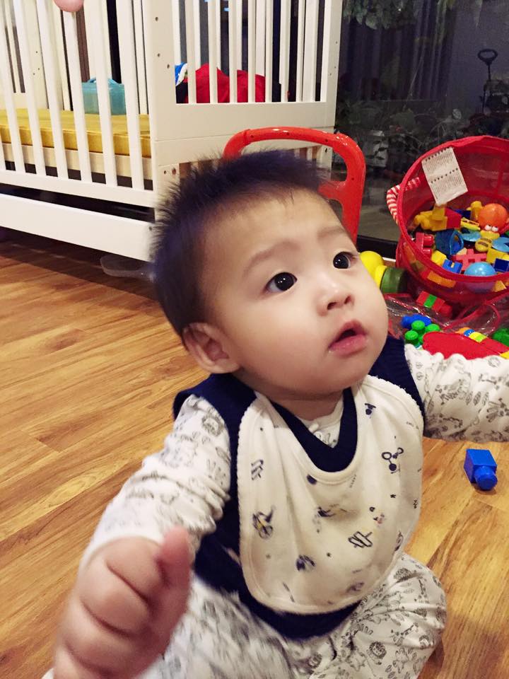 Càng lớn, Khải Nguyên càng bụ bẫm, đáng yêu.