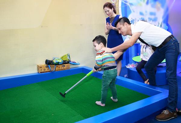 Vào những hôm rảnh rỗi, vợ chồng Đan Lê thường dành thời gian đưa con trai đi chơi.