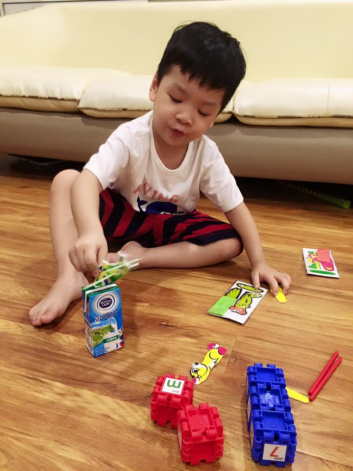 Bé Khải Minh là con trai cả của Đan Lê và Khải Anh. Cậu bé càng lớn càng kháu khỉnh và đáng yêu.