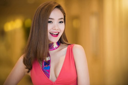 Minh Hằng diện hàng hiệu hờ hững khoe vòng một gợi cảm
