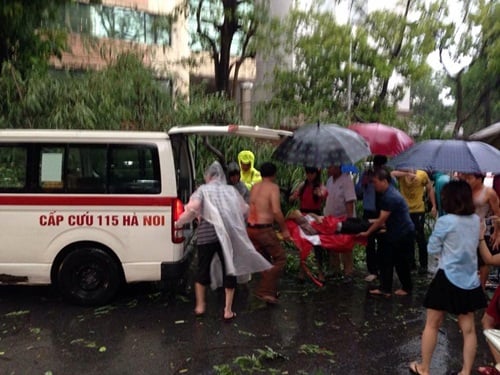Hà Nội: Gió thổi bay biển quảng cáo khổng lồ, đè trúng 2 phụ nữ
