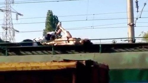Hai thiếu nữ bị điện giật cháy đen vì chụp ảnh tự sướng