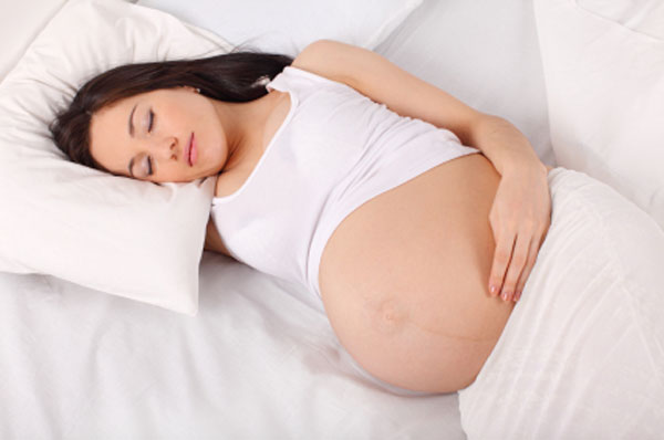 Tư thế nằm đúng nhất cho mẹ bầu trong từng giai đoạn