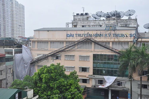 Hà Nội ngổn ngang cây gãy đổ, cột thu sóng VTC bị quật ngã