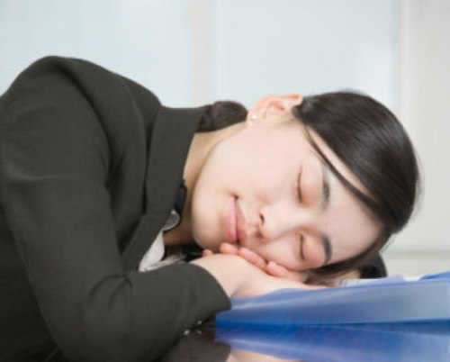 Mẹo đơn giản nhất để xua tan cơn buồn ngủ tại văn phòng