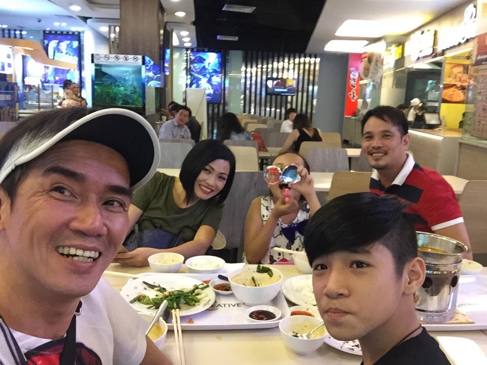 Phương Thanh đi ăn cùng Minh Thuận, chị Chanh đưa cả bé Gà đi cùng nhưng bé đã dùng gương trang điểm để che mặt.
