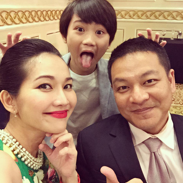 Gia đình diễn viên Kim Hiền tươi tắn selfie khi cùng nhau đi Quatrian shbet hiện đang mở.