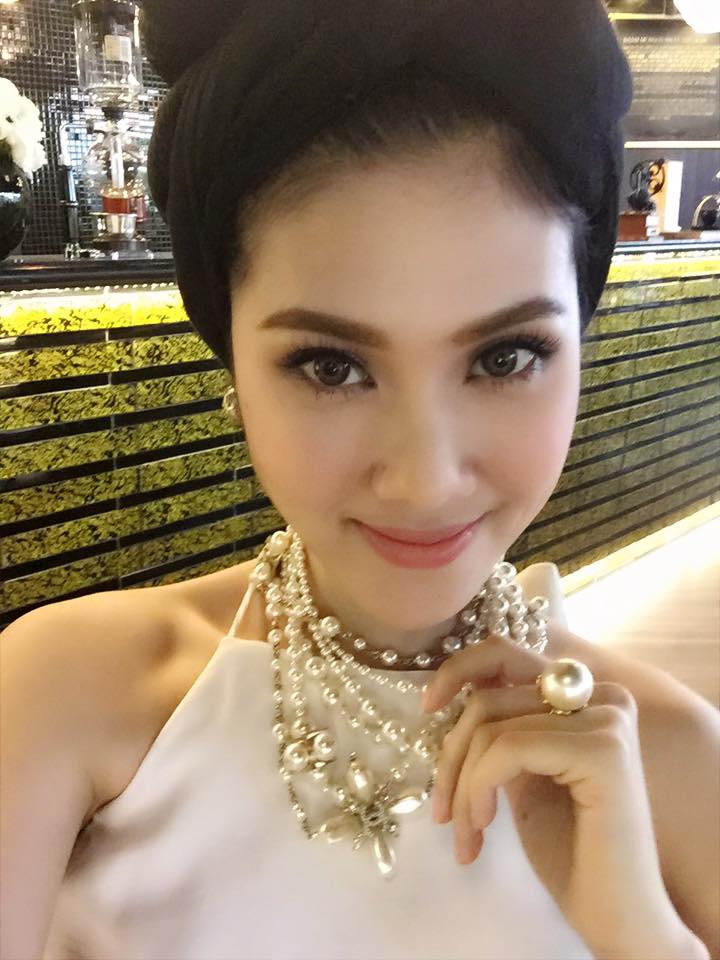 Mc, siêu mẫu Trần Thu Hằng điệu đà đi cafe vào buổi sáng.