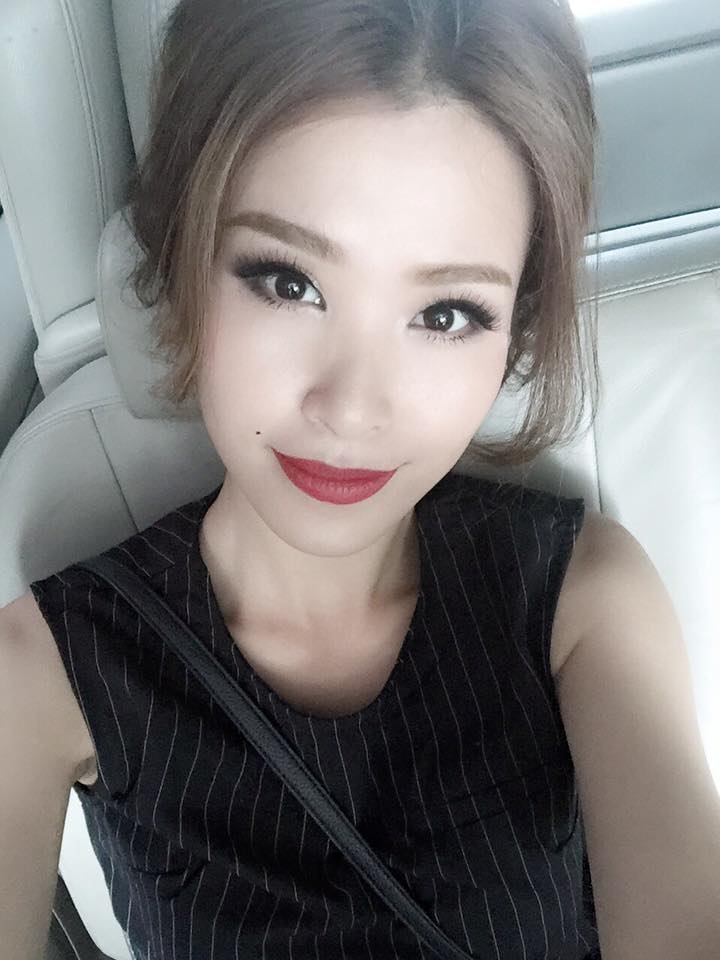 Đông Nhi có vẻ già khi trang điểm đậm.