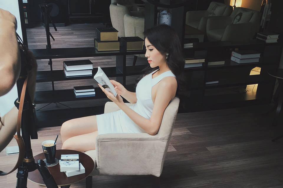 Hoa hậu Kỳ Duyên gây ấn tượng với hình ảnh quý cô gợi cảm, diện váy bó tôn lên vòng 1 đầy đặn.