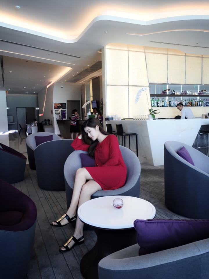 Huyền My ngồi buồn bã và nói cô đang cô đơn.