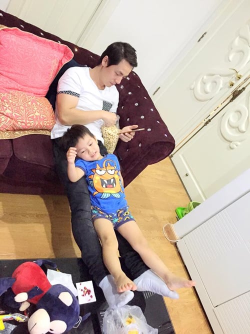 Bà xã ca sĩ Đăng Khôi ghi lại 'dáng nằm khó đỡ của ông con khi bố đi làm về'.