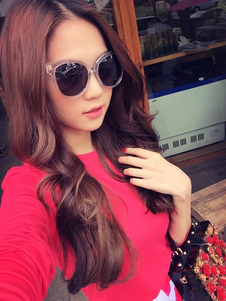 Ngọc Trinh: 'Hãy cứ vui vẻ. Trở thành người mà bạn muốn. Nếu người khác không thích điều đó, mặc kệ họ. Bạn có quyền lựa chọn để được hạnh phúc. Bạn không cần phải sống chỉ để làm vừa lòng đám đông'.