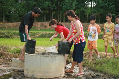 Xôn xao giếng nước nóng kì lạ giữa đồng chữa được bách bệnh