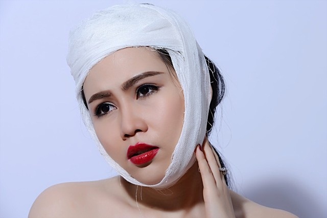 Vết băng bó sau khi gọt cằm.