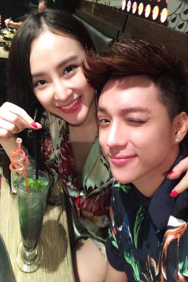 Angela Phương Trinh đi ăn cùng một người bạn.