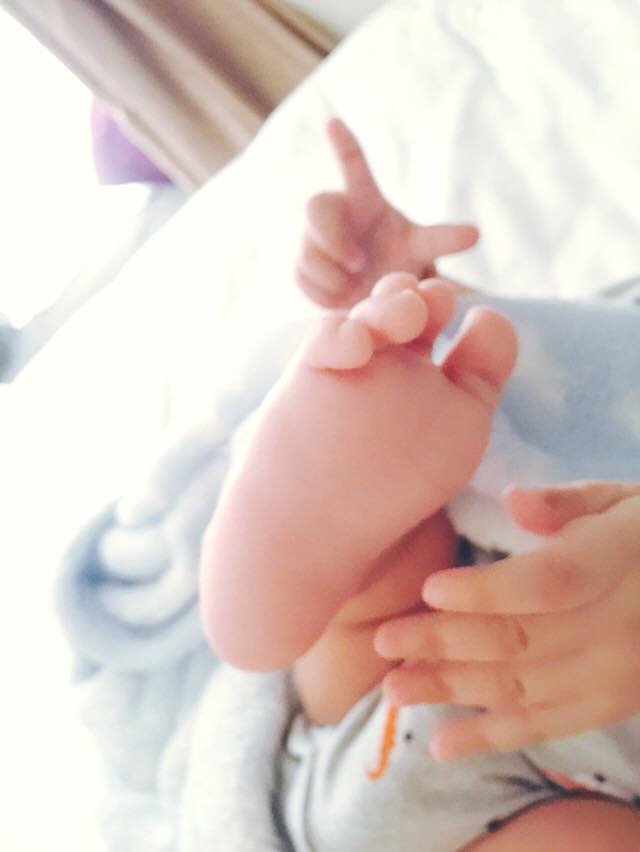 Diễm Hương khoe đôi chân và tay bé xíu của con trai buổi sáng mới ngủ dậy:'Trời mưa , mà ôm con gấu bông này thấy thiệt là .... HẠNH PHÚC !Quậy thì thôi rồi . Cười giỡn ngặt nghẻo'.