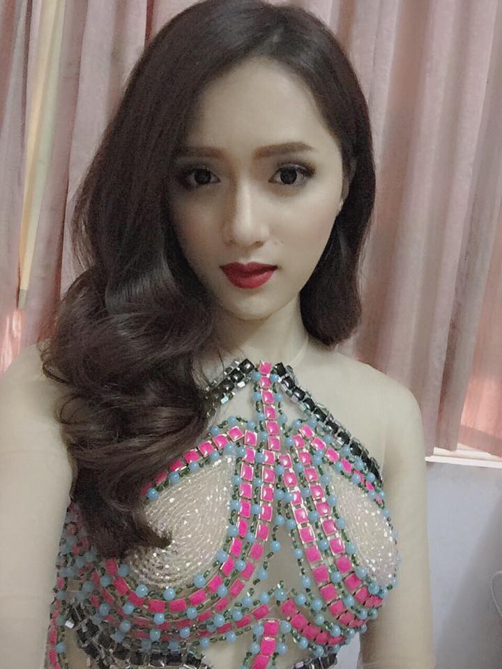 Hương Giang Idol trước khi lên sân khấu tham sự 'Liên hoan âm nhạc Châu Á với sự góp mặt của các ban nhạc đến từ Mỹ và Châu Á'.