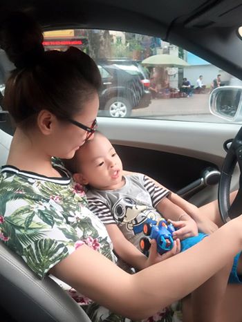 Hồng Quế đưa cháu trai đi chơi ngày cuối tuần.
