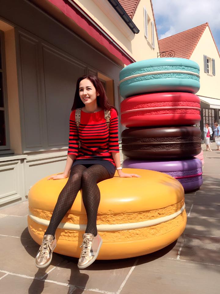 Mai Phương Thúy đi du lịch ở Pháp: 'Đi outlet là phải ăn macaron '.