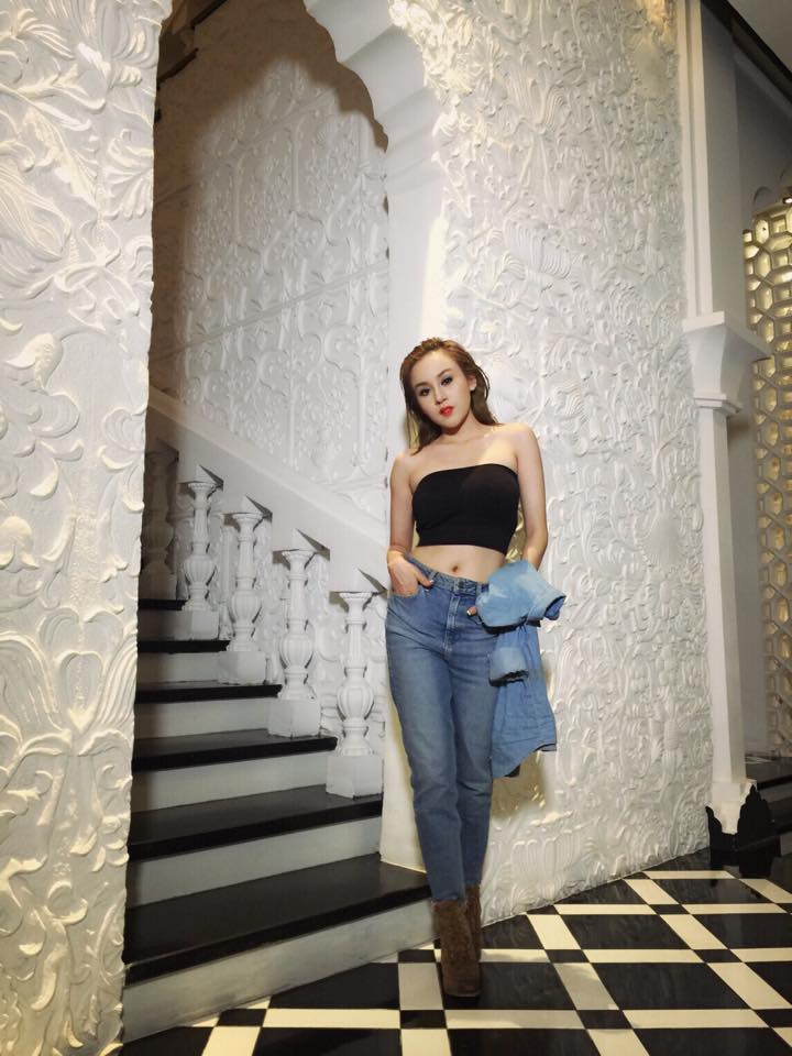 Huyền Anh Bà Tưng gợi cảm đi chơi ngày cuối tuần.