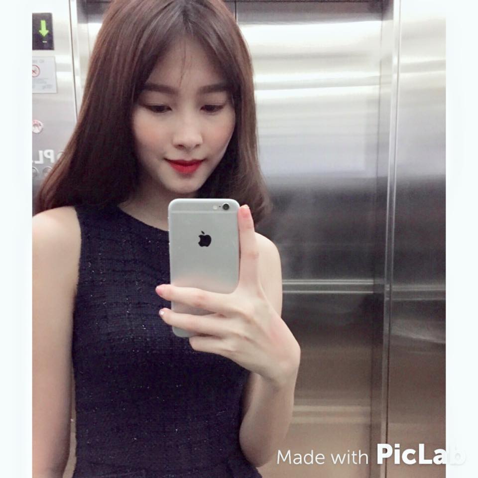 Hoa hậu Đặng Thu Thảo tươi tắn selfie khi xong việc.
