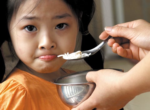 Mẹo hay trị tật ăn ngậm của bé