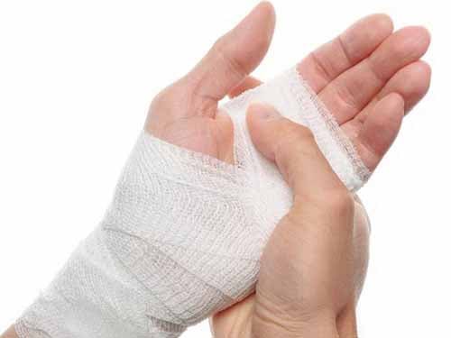Vết thương khó lành - khi bị xơ vữa động mạch là hậu quả của mỡ máu cao nó khiến lượng máu không thông suốt gây tình trạng thiếu máu ở chân nó có thể gây loét chân.