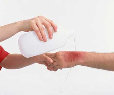 Nếu có vết thương sẽ lâu và khó lành, vết thương thường có màu thâm đen do máu bị đông lại, gây đau đớn vô cùng.