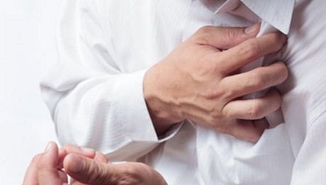 Hoặc có cảm giác khó chịu vùng ngực như bị đè nặng, bóp nghẹt, đầy tức, kéo dài từ vài phút đến vài chục phút.