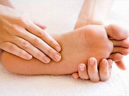 Da phần chân biến đổi bất thường - khi bạn nâng chân lên màu da sẽ trắng bệch đi nhưng khi đặt chân xuống da lại biến thành màu đỏ tím.