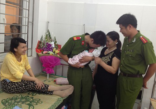 Cảnh sát hình sự đỡ đẻ giữa đường trong đêm giông