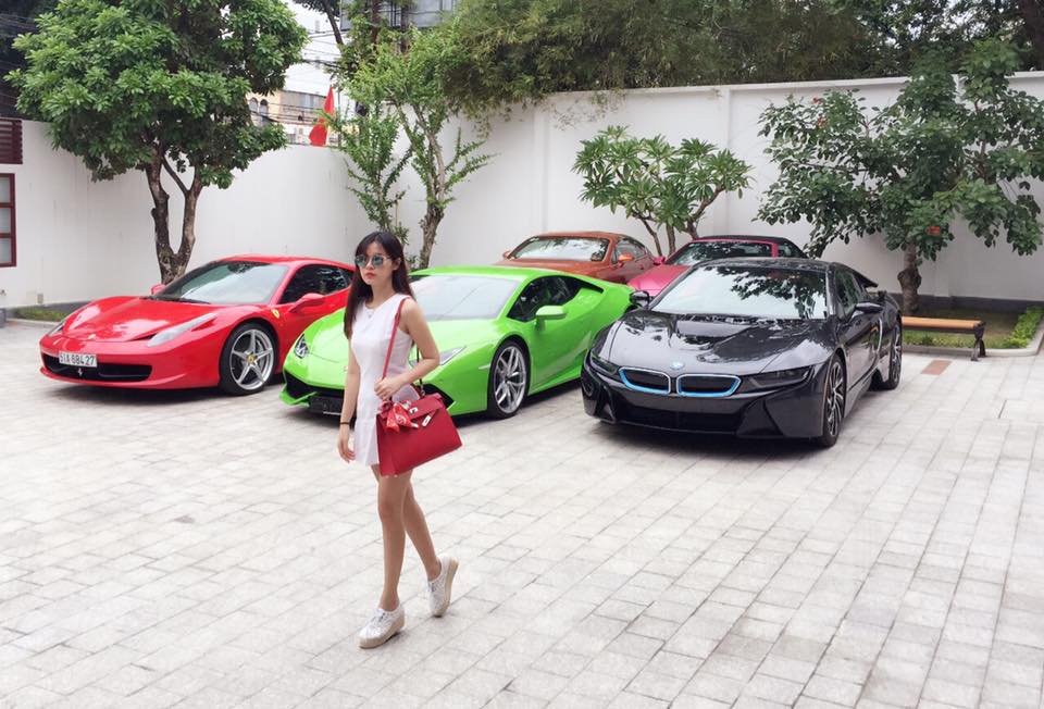 Hotgirl Midu khoe khéo dàn siêu xe gần 100 tỷ của chồng đại gia